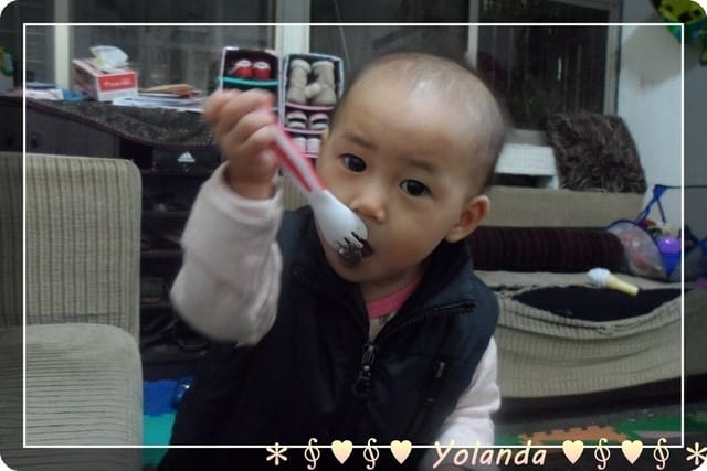 【Yolanda成長點滴】1Y1m15d餐具用餐學習中