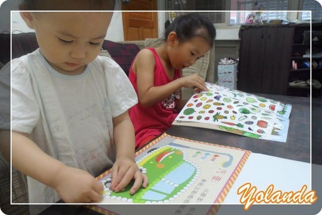 Yolanda第一次玩貼紙書