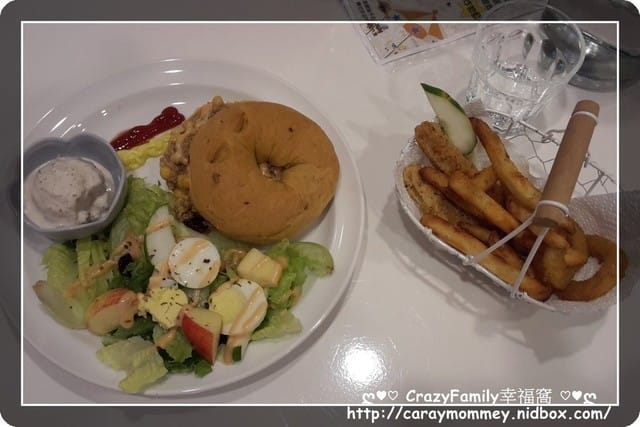 ♥♡ 親子餐廳饗樂趣 ♡♥ 【台北信義區】Peek-A-Boo Café藍帶甜點‧咖啡探路去