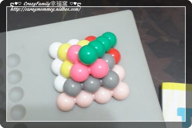 Yolanda親手搭建金字塔積木