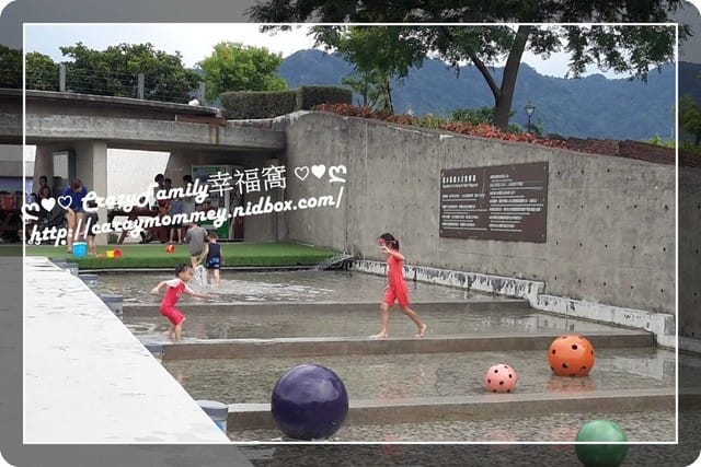 ├ 媽寶玩水趣 ┤ 【新北鶯歌】 鶯歌陶瓷博物館戲水區 - 第22張圖 ├ 媽寶玩水趣 ┤ 【新北鶯歌】 鶯歌陶瓷博物館戲水區