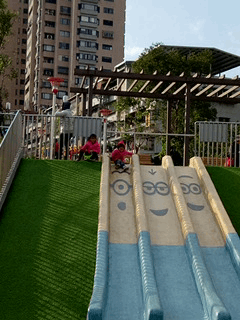媽寶趴趴走ღ【新北板橋】富貴綠地公園超可愛的小小兵溜滑梯
