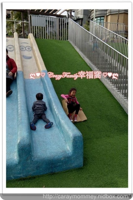 媽寶趴趴走ღ【新北板橋】富貴綠地公園超可愛的小小兵溜滑梯