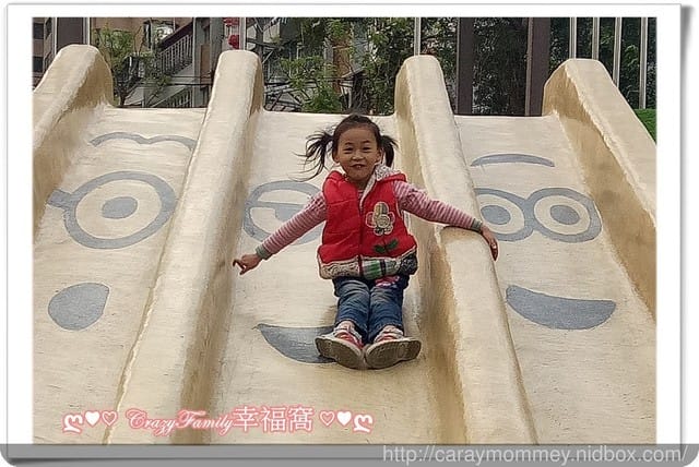 媽寶趴趴走ღ【新北板橋】富貴綠地公園超可愛的小小兵溜滑梯