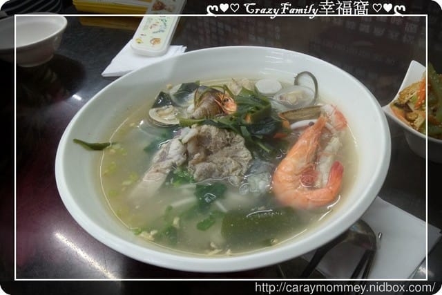 不起眼的外觀，可是高朋滿座的在地美味【新北淡水】阿娥排骨麵