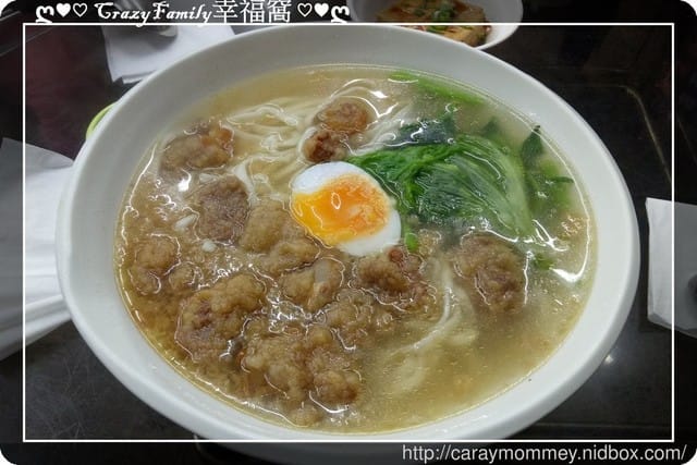 不起眼的外觀，可是高朋滿座的在地美味【新北淡水】阿娥排骨麵