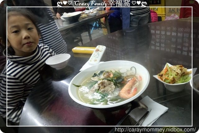 不起眼的外觀，可是高朋滿座的在地美味【新北淡水】阿娥排骨麵
