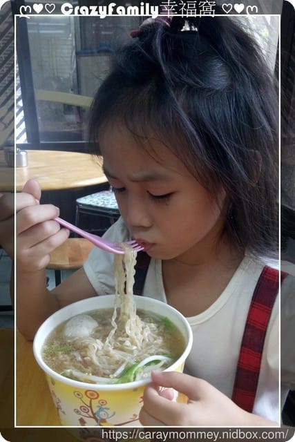 ✿ღ 育兒好物分享 ✿ღ 愛孩子就要使用快樂海洋派對禮盒無毒餐具組一起愛護環境