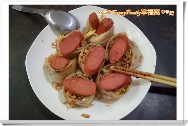 10分鐘就能上桌的邪惡料理 ღ942就是愛料理ღ 熱狗泡麵捲餅