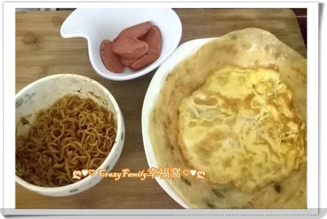10分鐘就能上桌的邪惡料理 ღ942就是愛料理ღ 熱狗泡麵捲餅