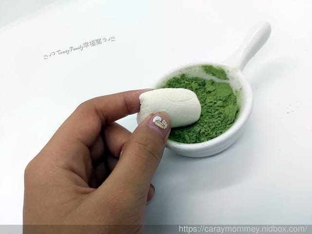 大麦若葉也能跟棉花糖厚片一起搭配，好吃又能快速補充每日蔬菜量