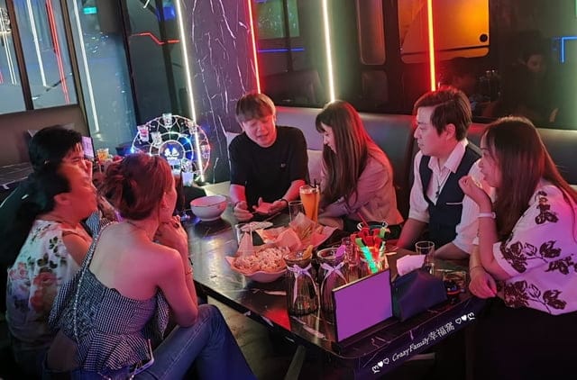夜色TalkingBar、TalkingBar、台北酒吧、台北探店、台北酒吧推薦、台北酒吧地圖、台北微醺地圖、台北夜店推薦、台北餐酒館、台北夜生活、大安區酒吧 、東區酒吧、東區餐酒館、東區夜店、微醺地圖、隱藏酒吧、延吉街酒吧、延吉街美食、國父紀念館捷運站美食、網美酒吧、歡唱、調酒、私密包廂、BeerPong、飛鏢酒吧、打鏢、鏢機、暢飲 、包場、夜生活、深夜食堂、深夜美食、宵夜 、大巨蛋 、大巨蛋美食、CrazyFamily幸福窩、慶生、慶生酒吧；慶生包廂、慶生歡樂；姊妹歡聚、慶生歡唱