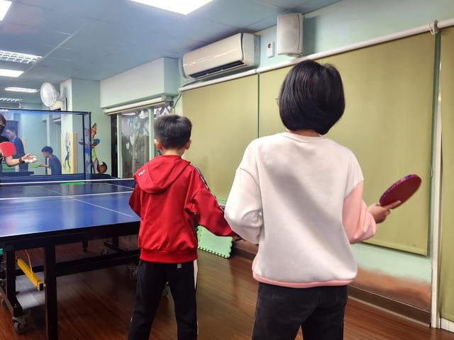 讓孩子可以從玩樂中玩出多元能力的優質夏令營~2025桌球夏令營 - 第6張圖 乒乓島、桌球夏令營、夏令營、暑期夏令營、夏令營課程、運動課程、運動夏令營、室內夏令營、室內運動、兒童暑期活動、兒童夏令營、青少年暑期活動、青少年夏令營、夏令營桌球、乒乓球夏令營、夏令營桌球、夏令營乒乓球、CrazyFamily幸福窩、夏令營推薦、推薦夏令營、台北夏令營、新北夏令營