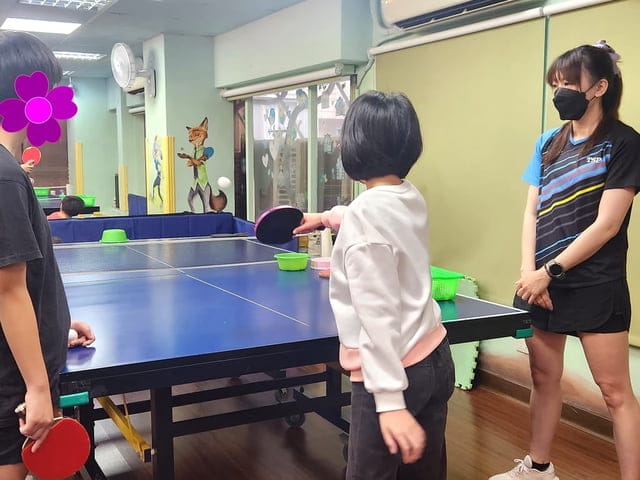 讓孩子可以從玩樂中玩出多元能力的優質夏令營~2025桌球夏令營 - 第8張圖 乒乓島、桌球夏令營、夏令營、暑期夏令營、夏令營課程、運動課程、運動夏令營、室內夏令營、室內運動、兒童暑期活動、兒童夏令營、青少年暑期活動、青少年夏令營、夏令營桌球、乒乓球夏令營、夏令營桌球、夏令營乒乓球、CrazyFamily幸福窩、夏令營推薦、推薦夏令營、台北夏令營、新北夏令營